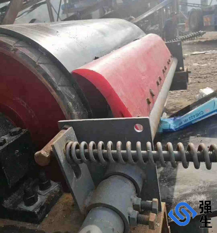 濱州強(qiáng)生重工(電話18366865222)專注生產(chǎn)聚氨酯清掃器清掃器,輸送帶清掃器,皮帶機(jī)清掃器,聚氨酯清掃器,皮帶清掃器,聚氨酯刮刀、聚氨酯刮板、清掃器刮板、聚氨酯清掃器